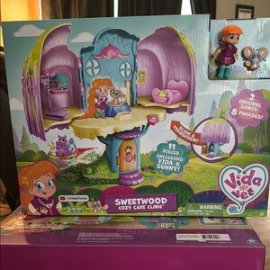 Vida the Vet-Sweetwood Cozy Care Clinic Playset